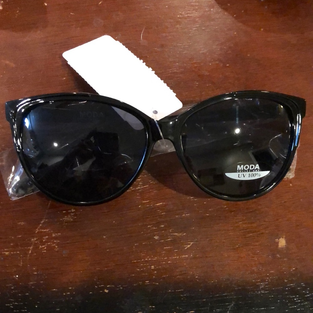 NWT MODA Collezione UV 100% protection Sunglasses in Black